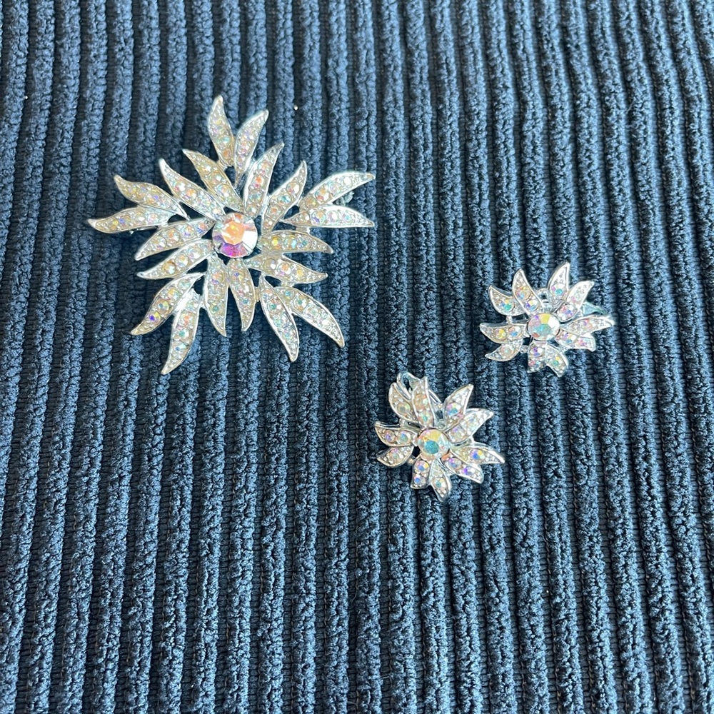 SARAH COVENTRY VINTAGE IRIDESCENT  STONE BROOCH AND EARRING SET.
